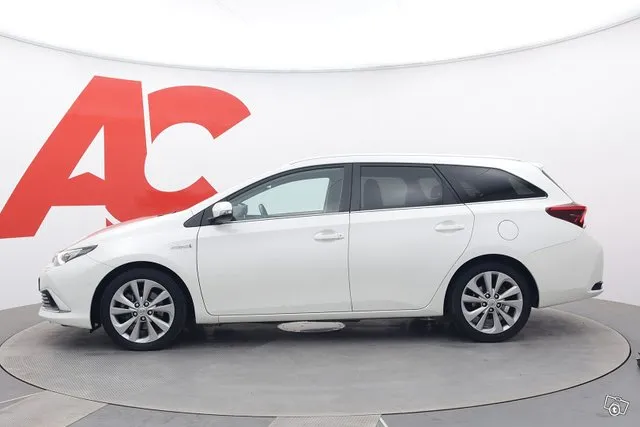 Toyota Auris Touring Sports 1,8 Hybrid Premium - PUOLINAHAT  Image 2